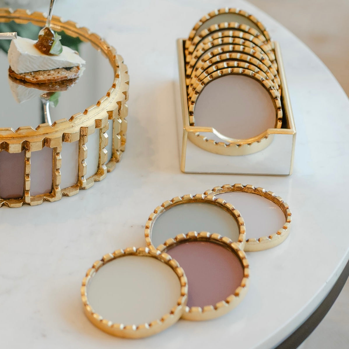 Set de 12 Porta Vasos Multicolor: marfil, magenta, rosa palo, gris claro.